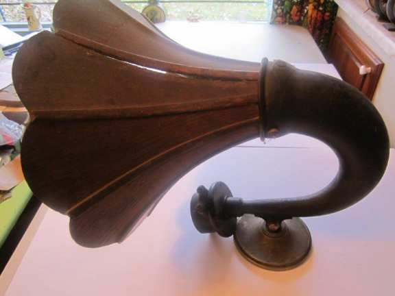 Table top gramophone speaker