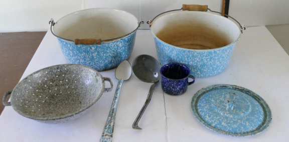 Various vintage enamelware