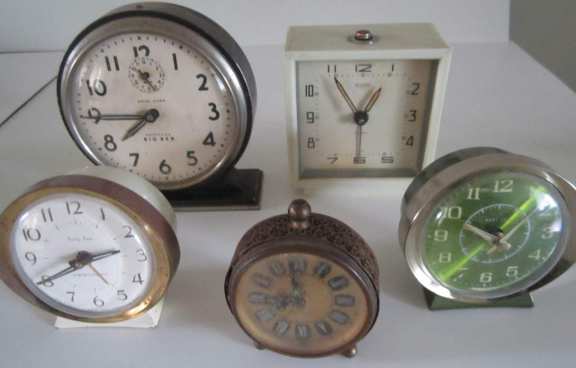 5 assorted alarm clocks